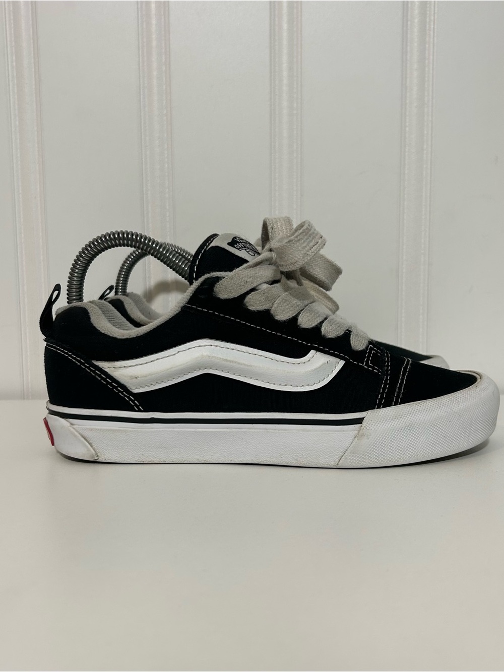Vans knu Skool Black/White Skate Shoe
